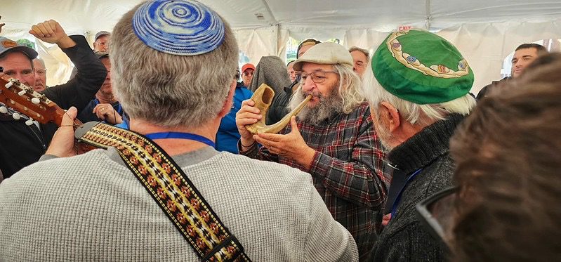 Closing Circle at JMR34

Alan Harris Blowing the Shofar
Photo by Phil Wachsler